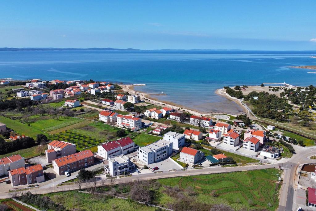 una vista aerea di una città vicino all'oceano di Luxury Apartment Isabell a Zaton