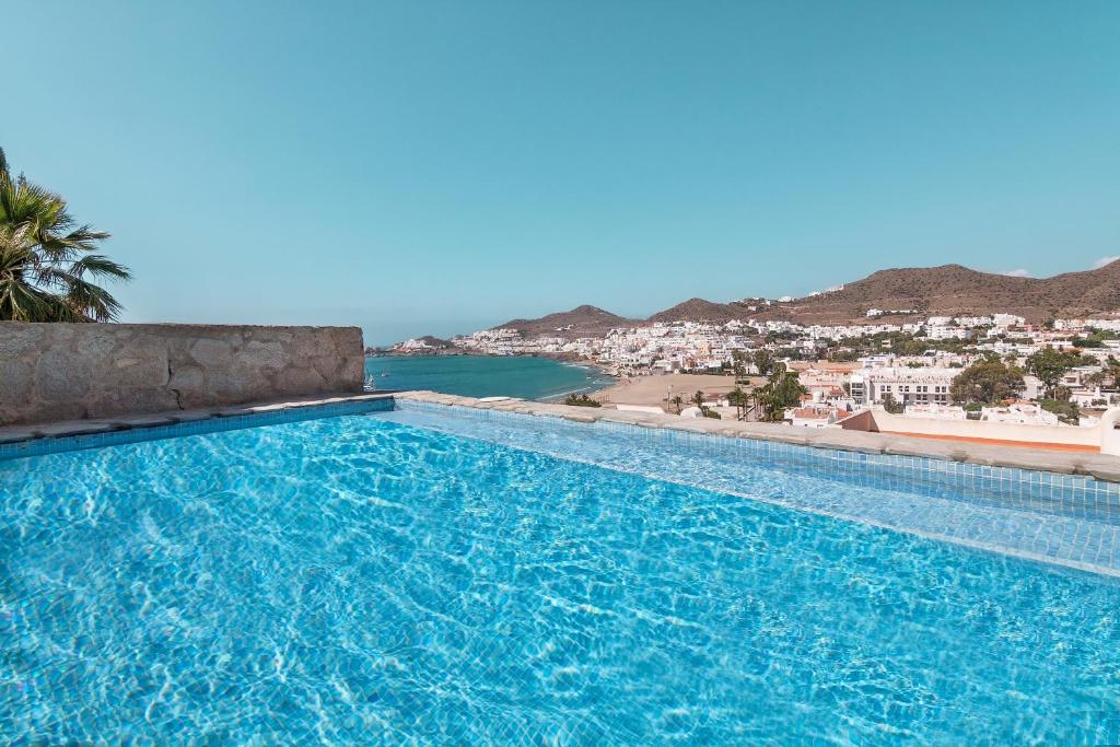 einen großen Pool mit Meerblick in der Unterkunft Villa Luz del Puerto in San José