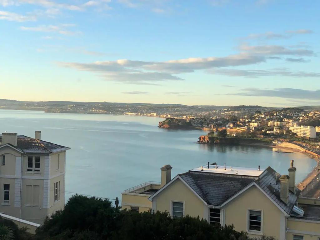 Apartment Pass the Keys Stunning Sea View Central Torbay Home with Parking, Torquay, UK