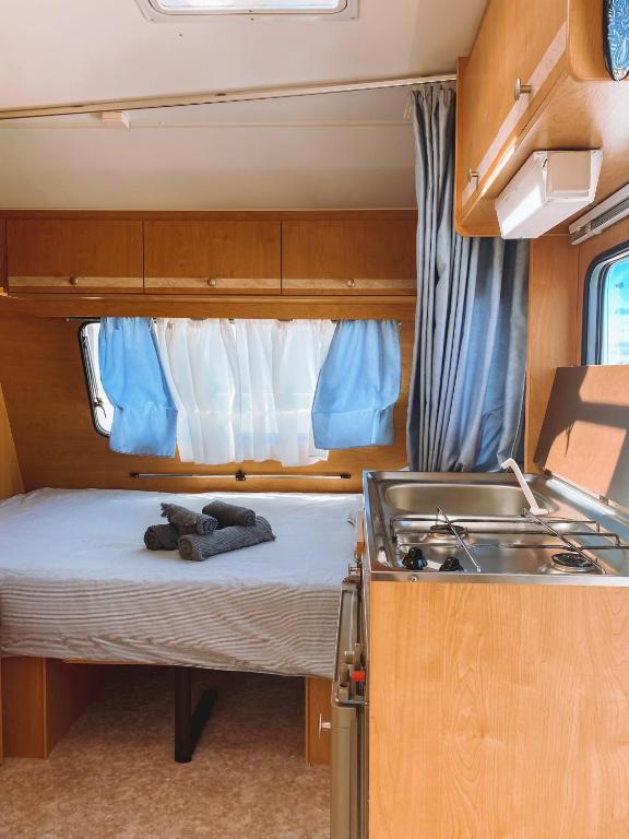 Postel nebo postele na pokoji v ubytování Glamping Caravan Lanzarote