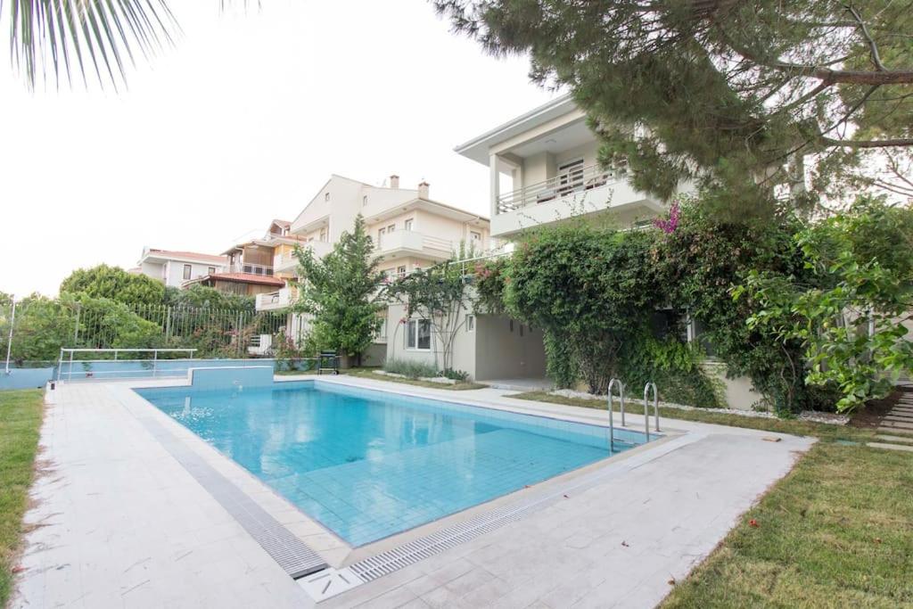 Fotografie z fotogalerie ubytování Spacious Exquisite 5BR Villa with Private Pool v destinaci Ayvalık