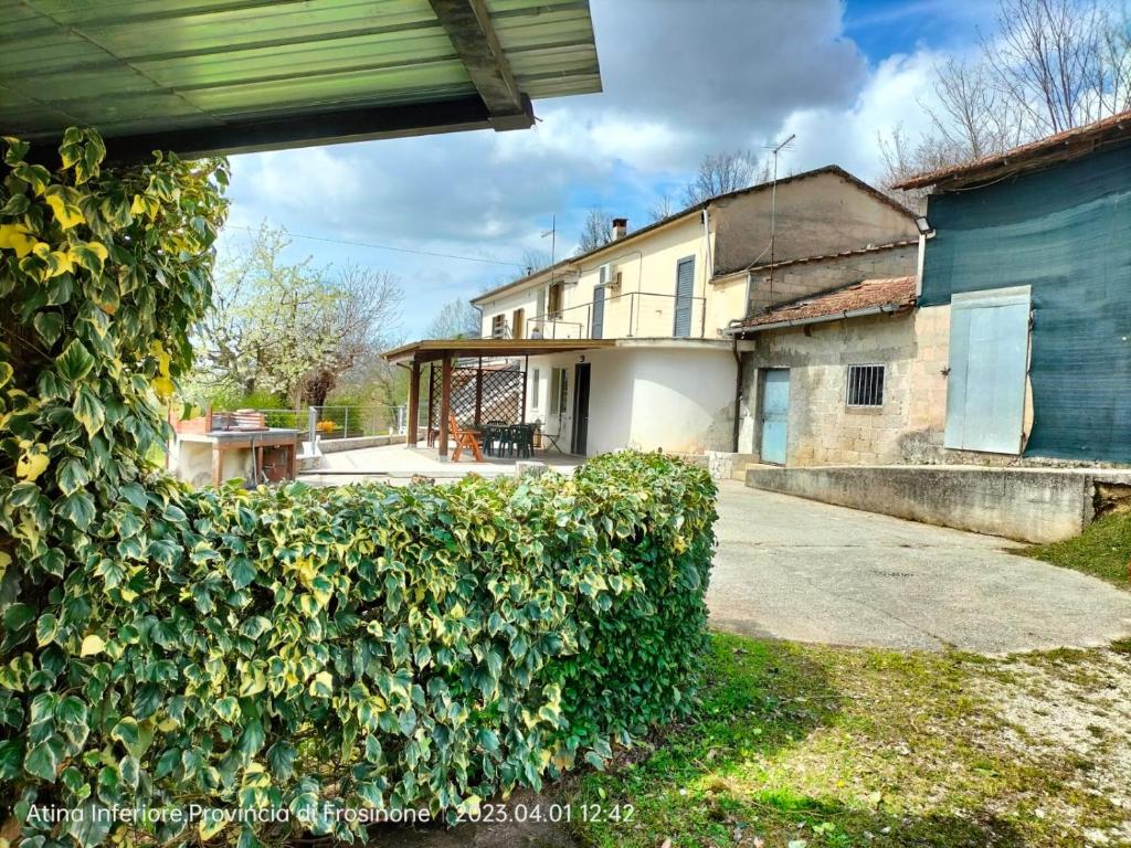 a hedge in front of a house at Casa relax in San Donato Val di Comino