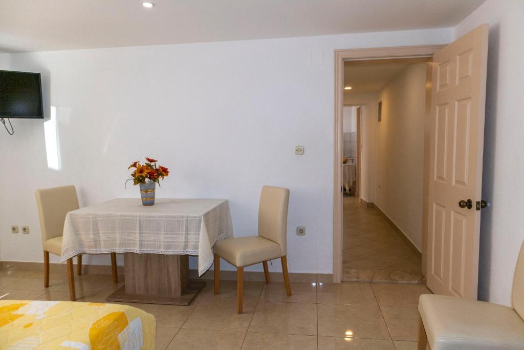 TV a/nebo společenská místnost v ubytování Apartments Ante