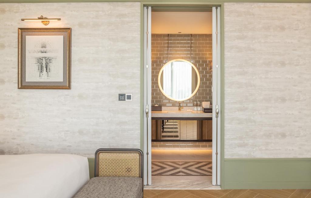 Postel nebo postele na pokoji v ubytování Eastin Grand Hotel Phayathai