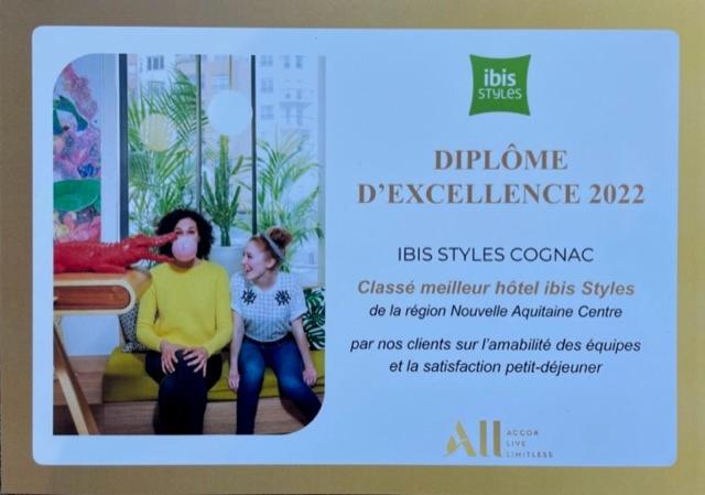 um panfleto com um homem e uma mulher sentados num sofá em Ibis Styles Cognac em Châteaubernard