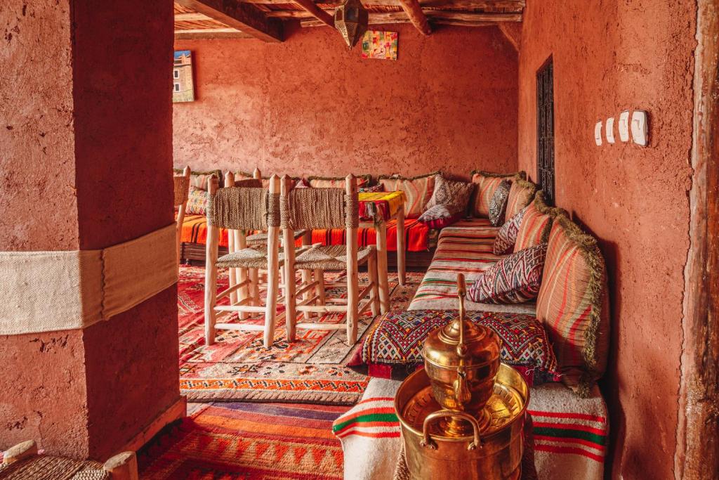 イムリルにあるAtlas Kasbah Lodgeの椅子とソファが並ぶ部屋