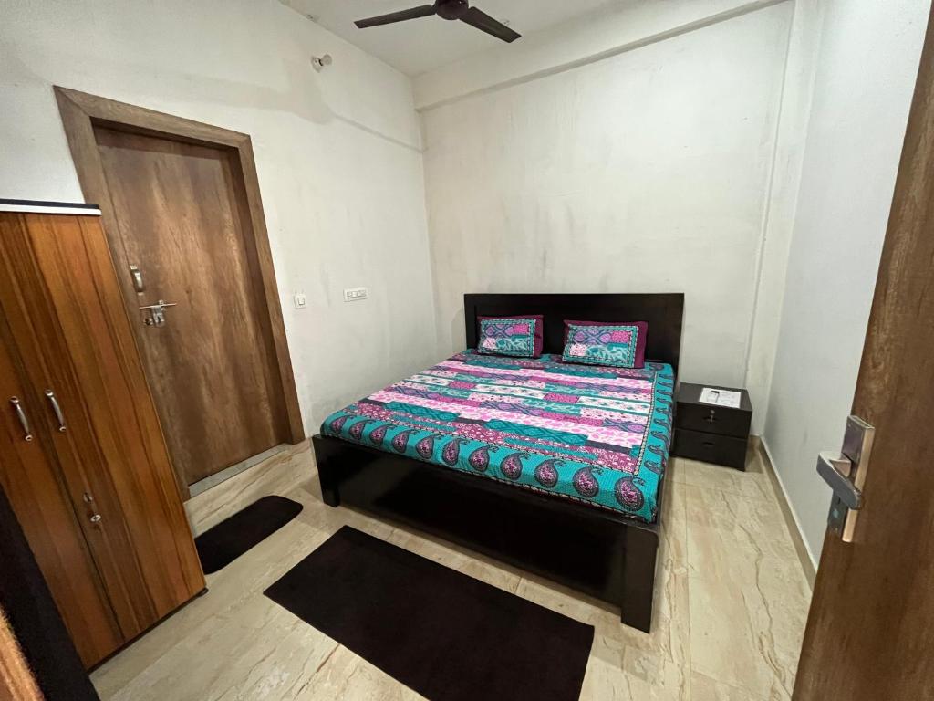 Postel nebo postele na pokoji v ubytování Prabhu Sadan home stay