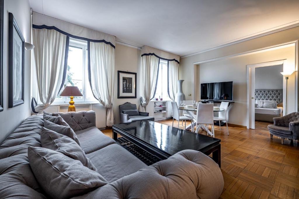 YID D'Azeglio luxury apartment في فلورنسا: غرفة معيشة مع أريكة وطاولة