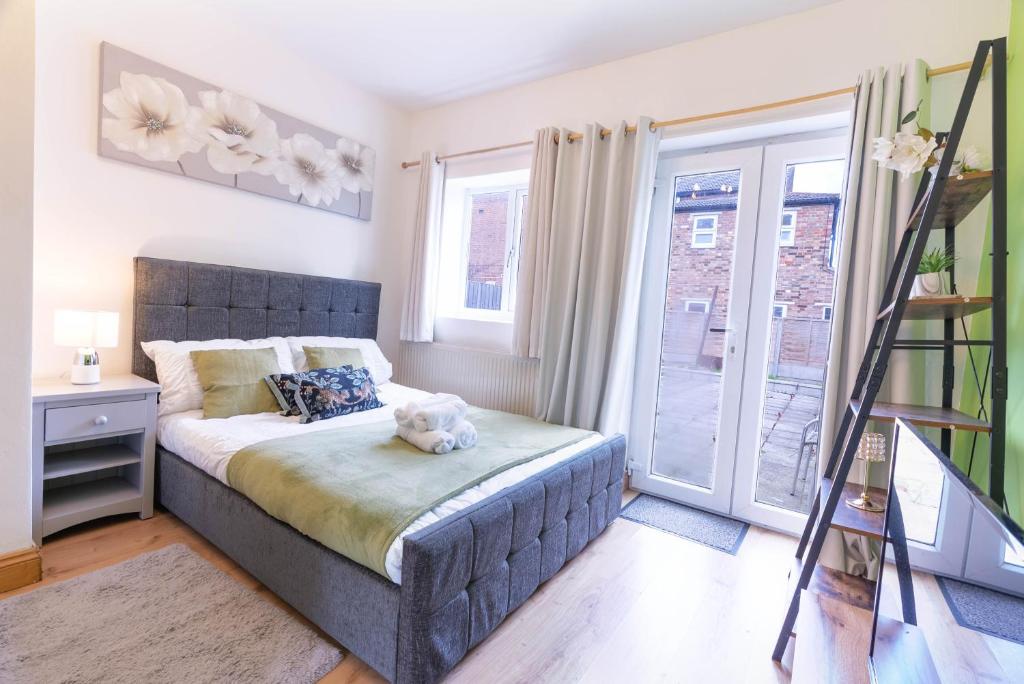 sypialnia z łóżkiem i oknem w obiekcie 090 Luxury 1 bedroom flat near Luton Town and station w Luton