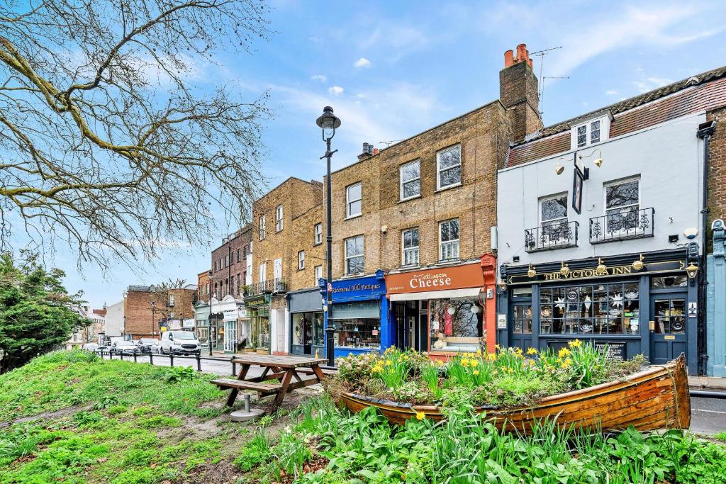 une rue avec des bâtiments, une table de pique-nique et un banc dans l'établissement Finest Retreats - Hill Rise, à Richmond