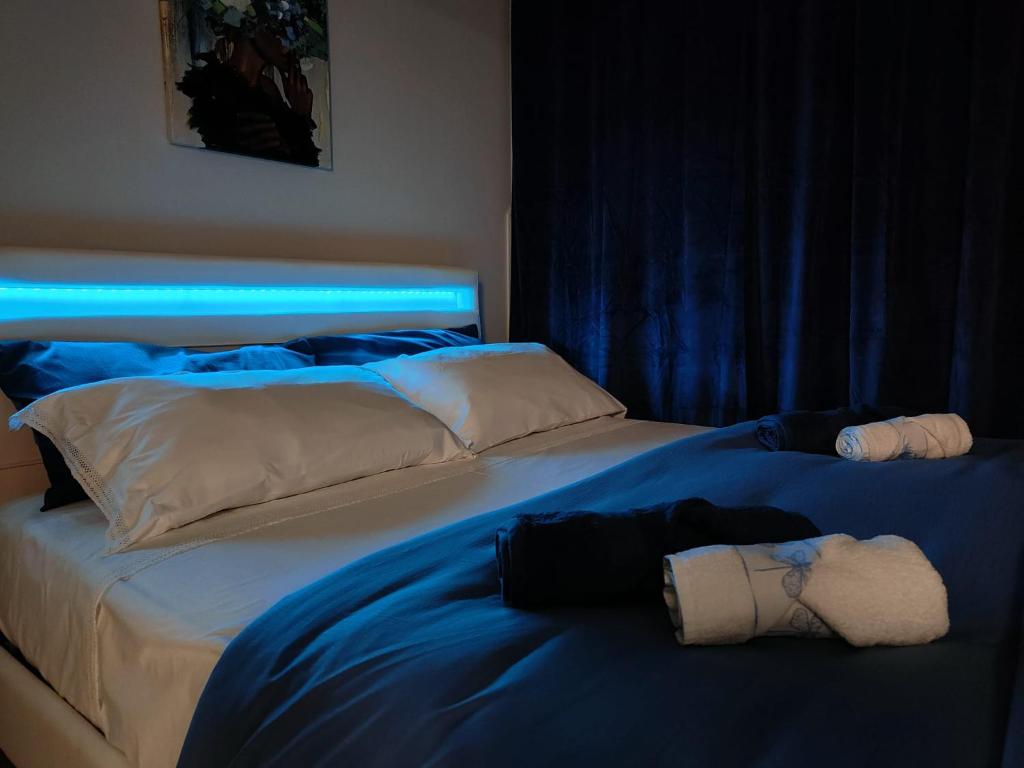 una cama con una luz azul encima en Apartments for rent Catania, en Catania