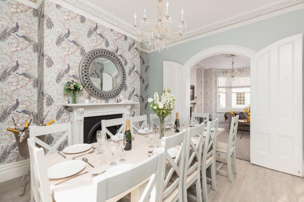 5 Bedroom magnificent Georgian Townhouse- city centre - Five-Bedroom House