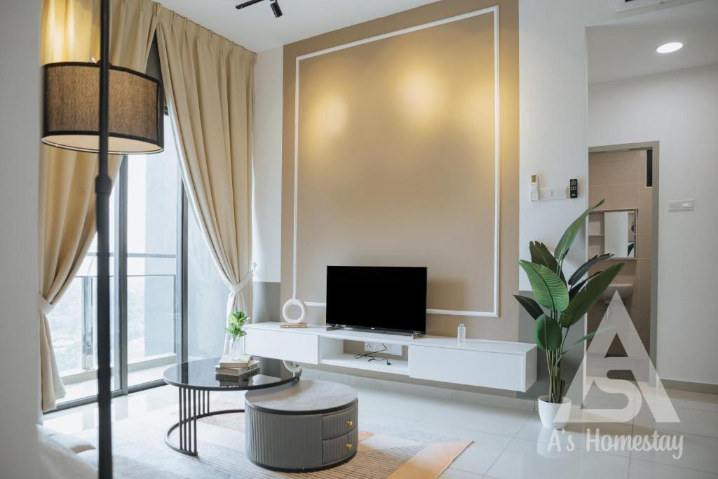 Parkland Residence Walking Distance MRT Batu 11 في شيراز: غرفة معيشة مع تلفزيون وأريكة