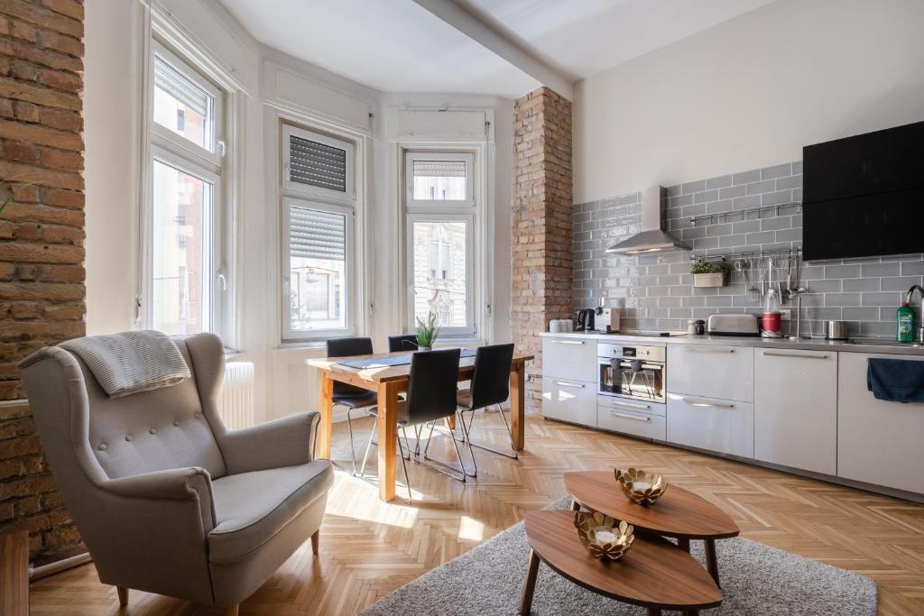 Una cocina y una sala de estar con mesa y sillas. en W24- Boutique Apartments, Best Location. By BQA, en Budapest