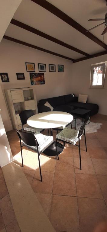 - un salon avec une table, des chaises et un canapé dans l&#39;établissement Apartment Nika on the beach Mlini, à Mlini