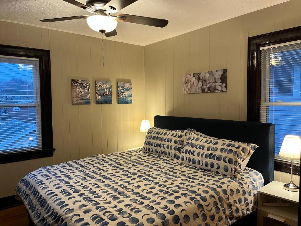 1 dormitorio con 1 cama y ventilador de techo en Hunter #2 Private One Bed near Xavier & Downtown, en Bellevue