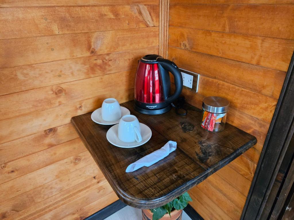 Příslušenství pro přípravu čaje a kávy v ubytování Glamping Hakuna Matata