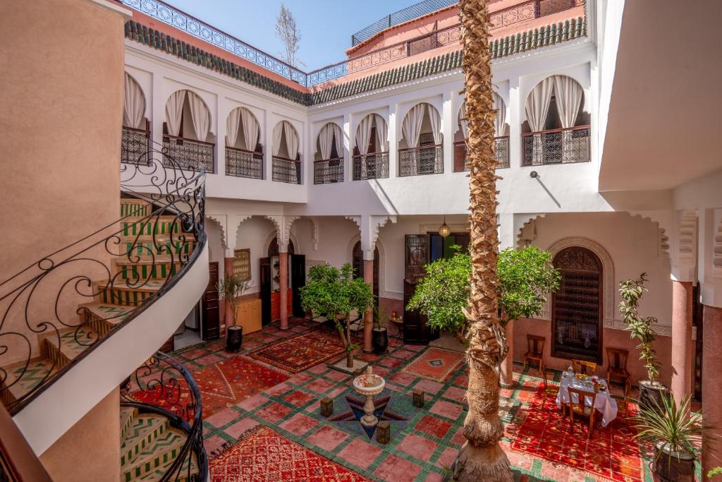 una vista al termio de un edificio con una escalera de caracol en riad dar nejma & Spa, en Marrakech
