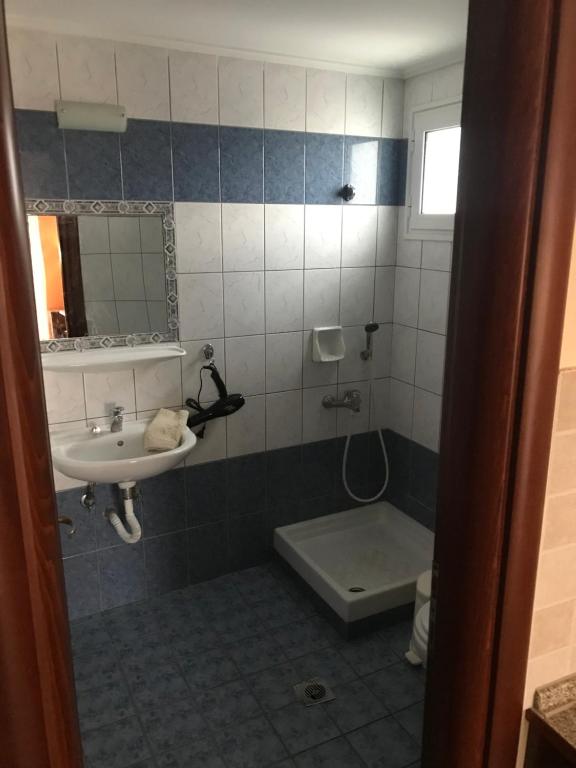 Koupelna v ubytování Hotel Manos