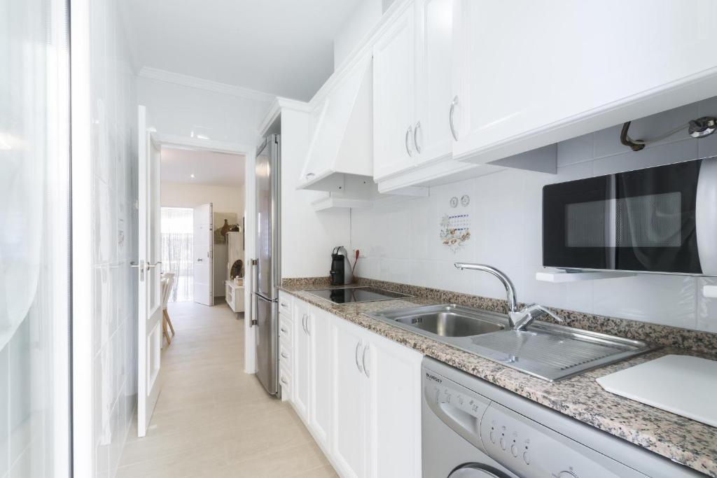 A kitchen or kitchenette at Egeu