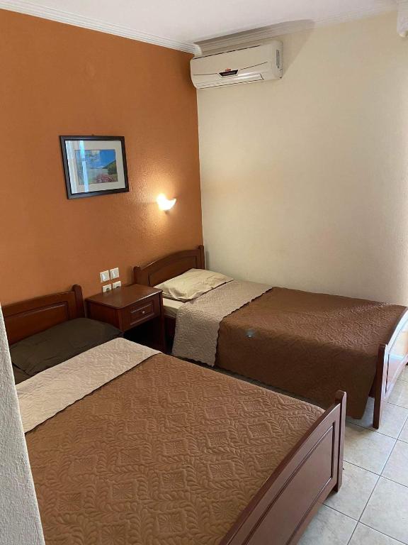 Postel nebo postele na pokoji v ubytování Hotel Manos
