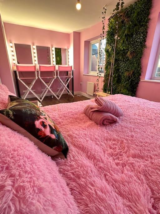 Postel nebo postele na pokoji v ubytování #1 Most Viral Pink House w Ball Pit