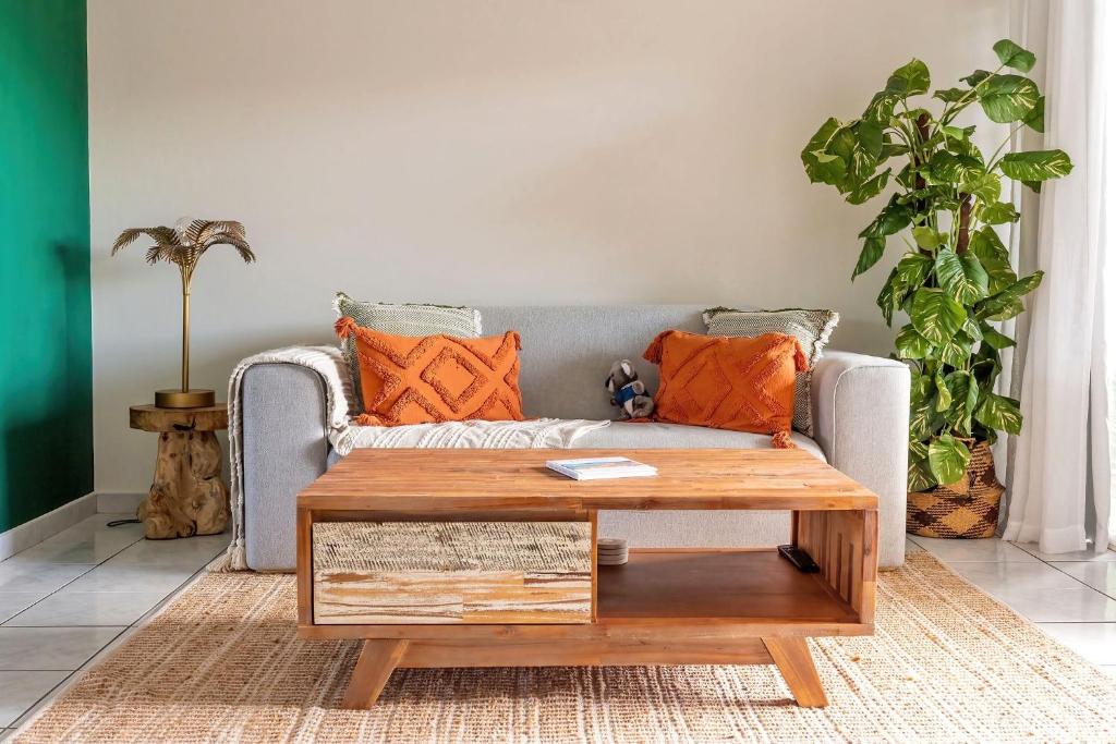 uma sala de estar com um sofá e uma mesa de centro em Tropical Bliss in Woolner em Stuart Park