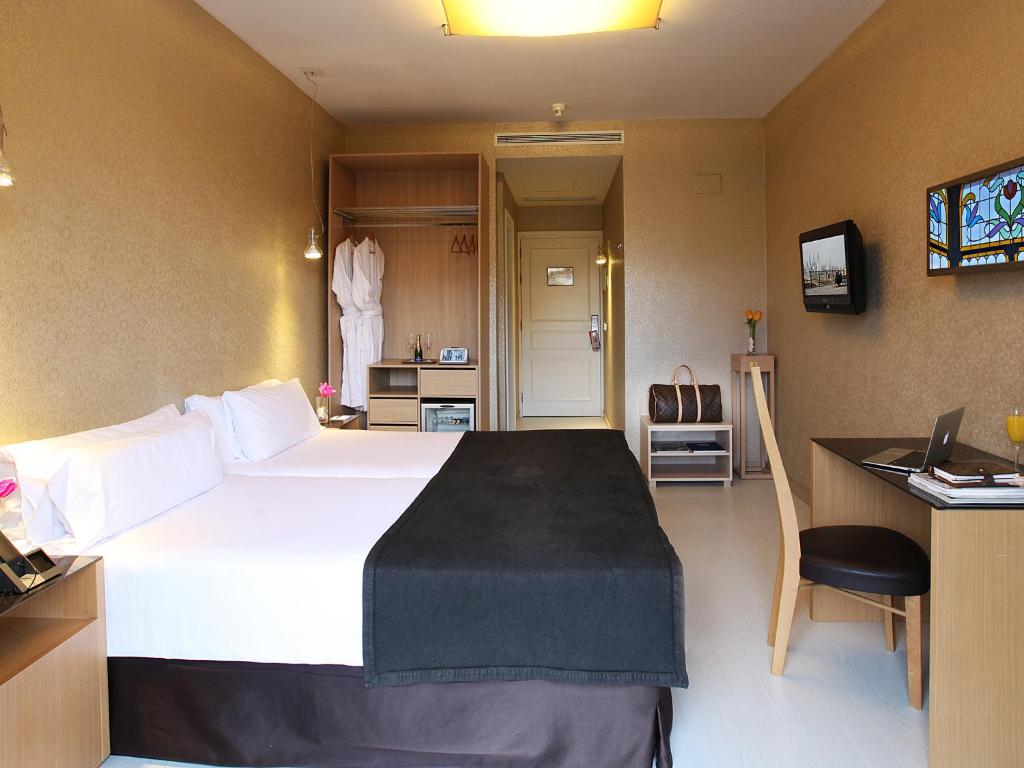 A television and/or entertainment centre at Axel Hotel Barcelona - Adults Only