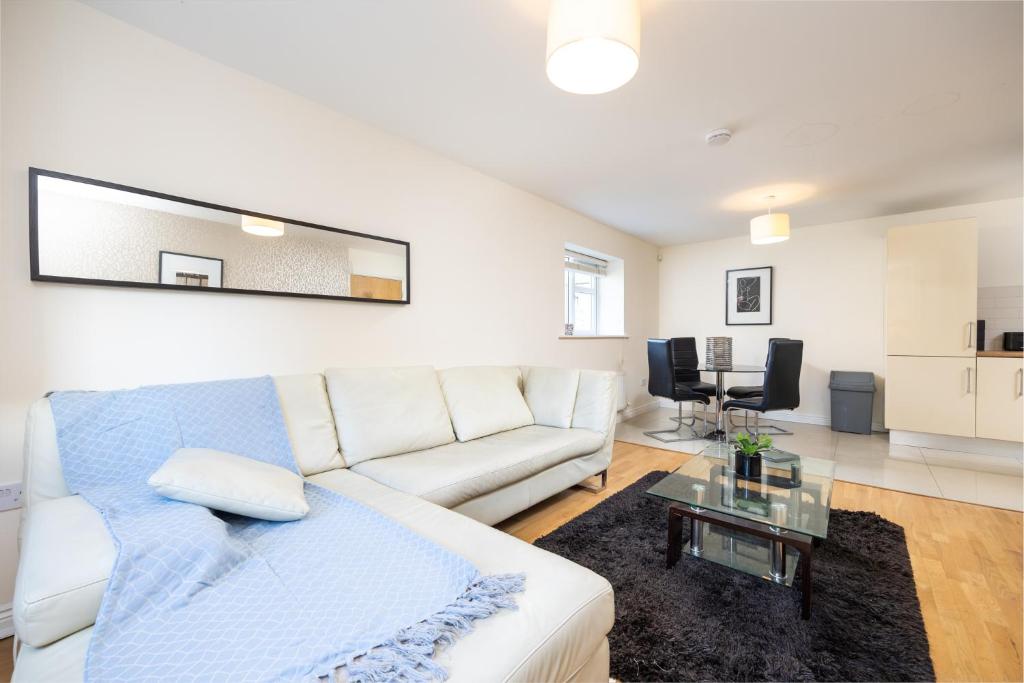 ein Wohnzimmer mit einem weißen Sofa und einem Tisch in der Unterkunft Errigal House, Eglington Road, Donnybrook, Dublin 4 -By Resify in Dublin