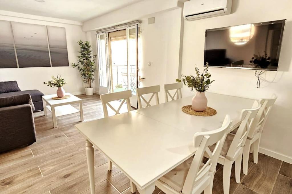Platja de l'ArenalにあるApartamento con Playa del Arenal a los piesのリビングルーム(白いテーブル、椅子付)