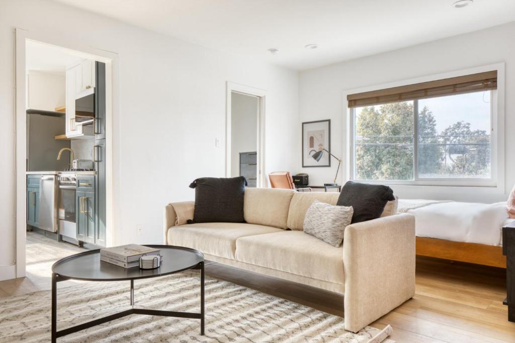 Apartment West LA studio w pool nr shops restaurants LAX981, Los