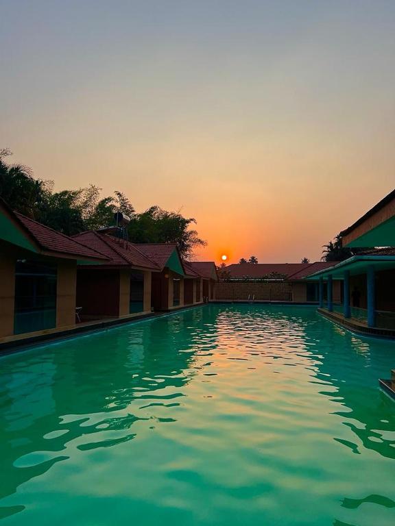 Bazén v ubytování SAJ Earth Resort & Convention Center , Kochi nebo v jeho okolí