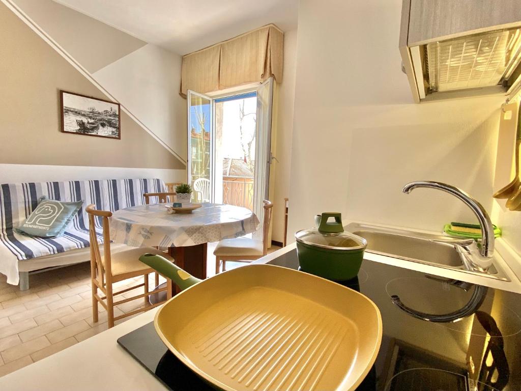 A kitchen or kitchenette at PetlyApartments
