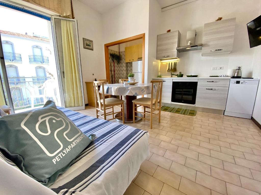 A kitchen or kitchenette at PetlyApartments