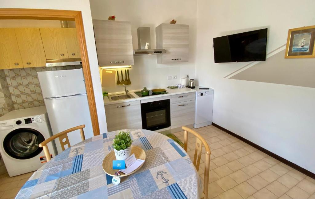 A kitchen or kitchenette at PetlyApartments