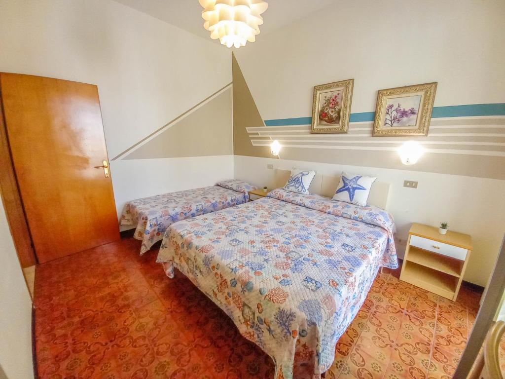 A bed or beds in a room at PetlyApartments