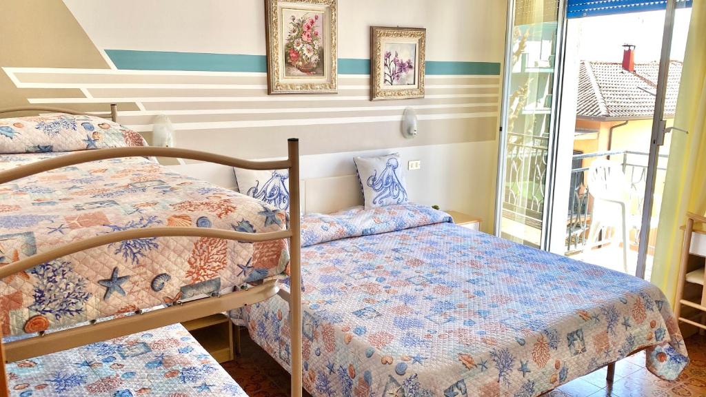 A bed or beds in a room at PetlyApartments