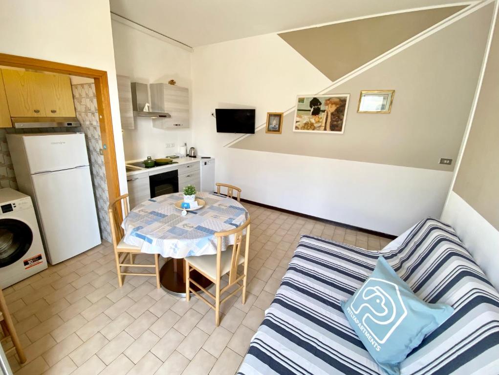 A kitchen or kitchenette at PetlyApartments