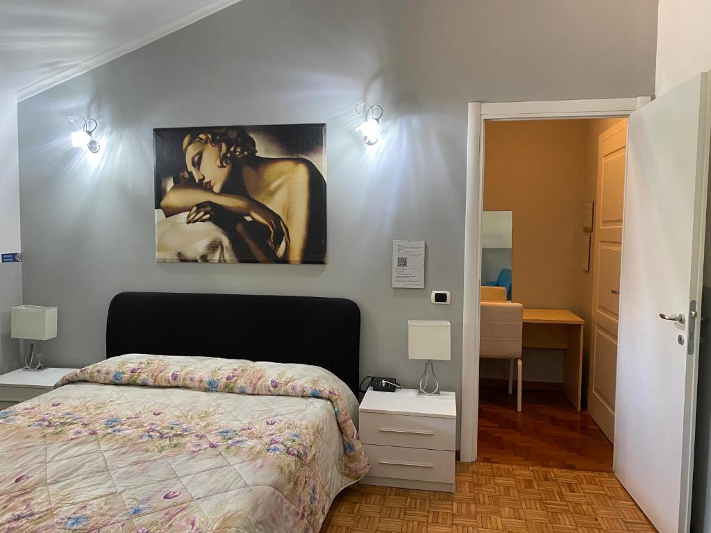 ein Schlafzimmer mit einem Bett und einem Wandgemälde in der Unterkunft VillaGiò B&B in Frascati