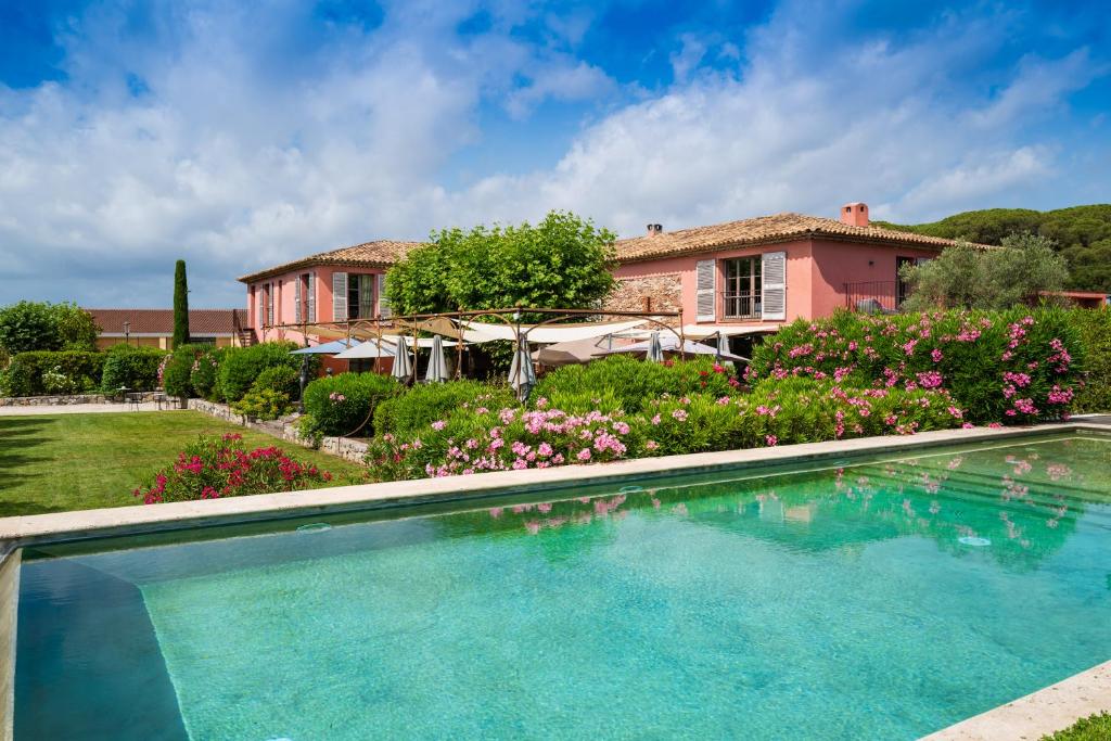a large swimming pool in front of a house at La Bastide Du Clos des Roses - Teritoria in Fréjus