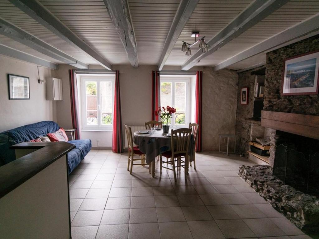 un salon avec une table et un canapé dans l'établissement Appartement cosy en centre-ville, proche plage, pour 4 pers. avec cour privée et tout confort - FR-1-418-68, au Palais