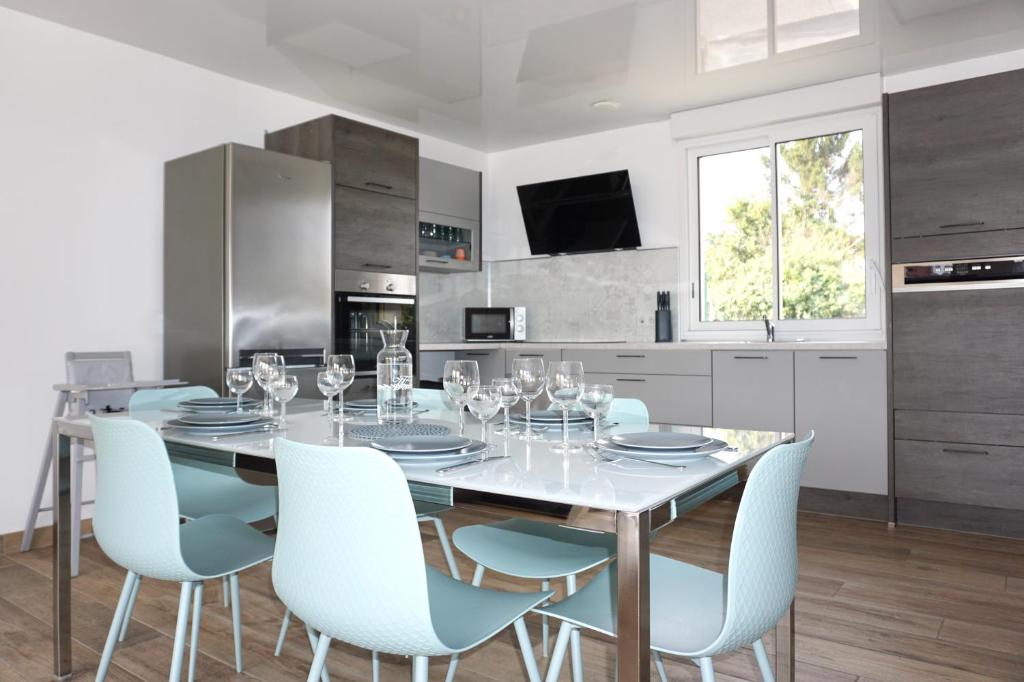 - une cuisine avec une table à manger et des chaises dans l'établissement Maison à 300m de la plage, Classée 3 étoiles - Le Crotoy, au Crotoy