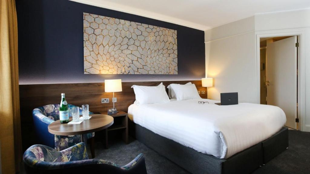 Postel nebo postele na pokoji v ubytování Nox Hotel Galway