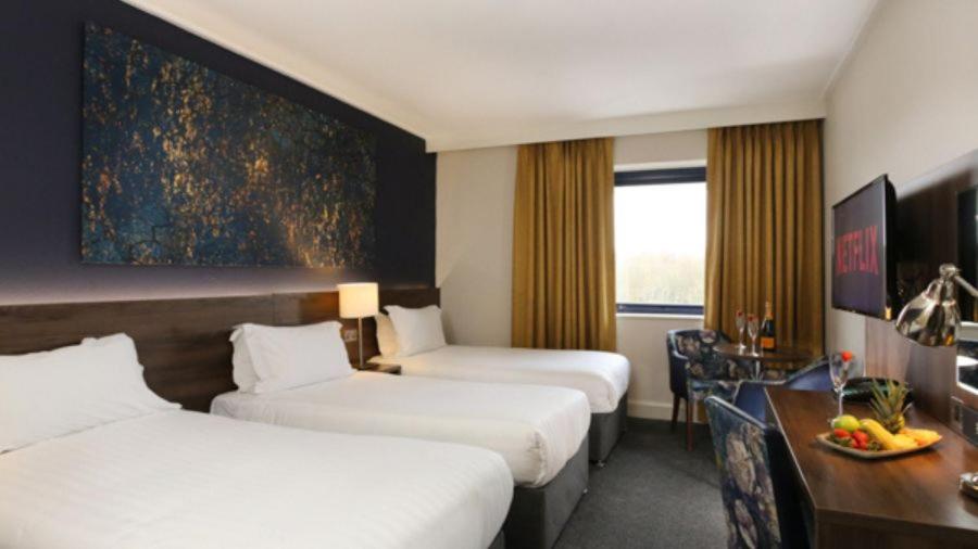 Postel nebo postele na pokoji v ubytování Nox Hotel Galway