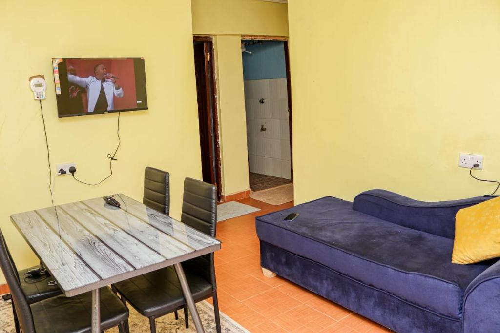 sala de estar con sofá y mesa en Trendy Homes - 1 Bedroom, en Bungoma