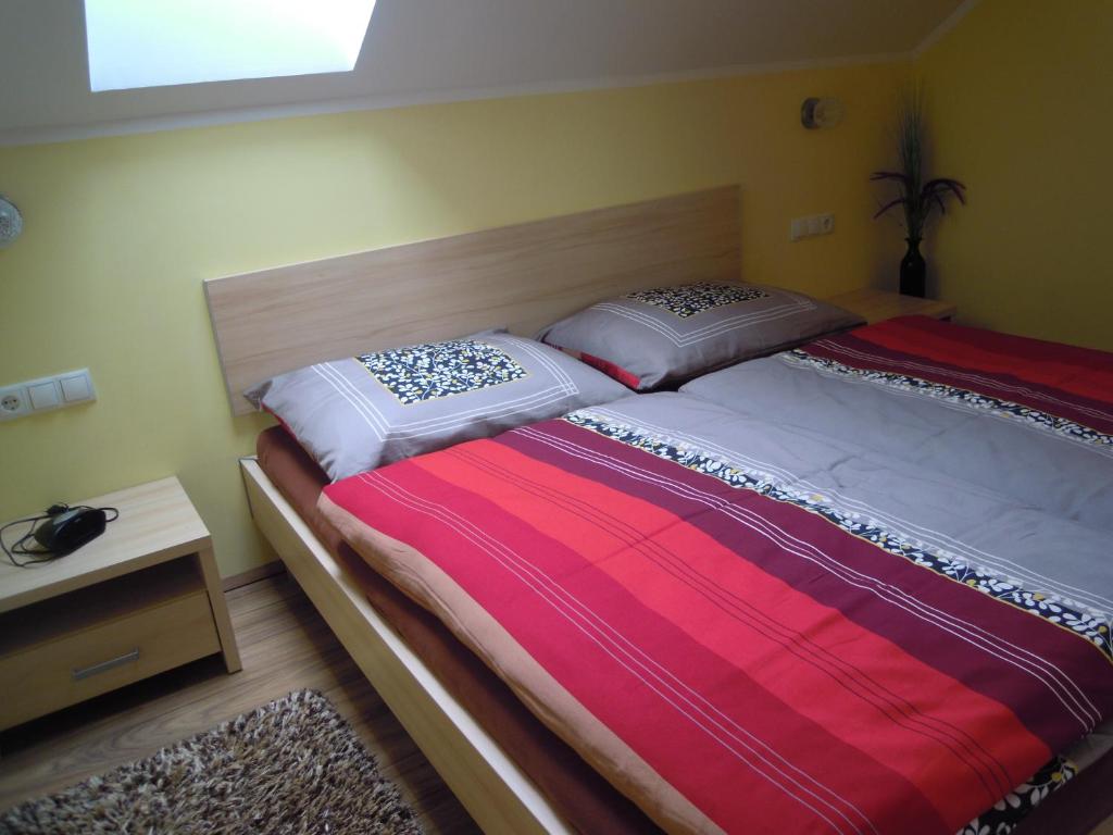 タムスヴェークにあるFerienwohnung Lackner-Krabathのベッドルーム1室(隣り合わせのベッド2台付)