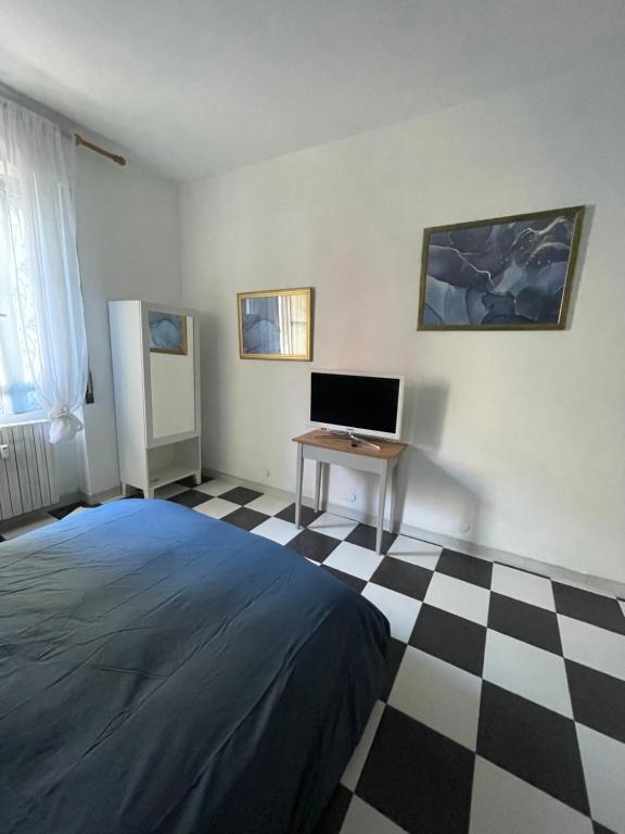 a bedroom with a bed and a desk with a computer at L’appartamento di Mango e Pistacchio in Segrate