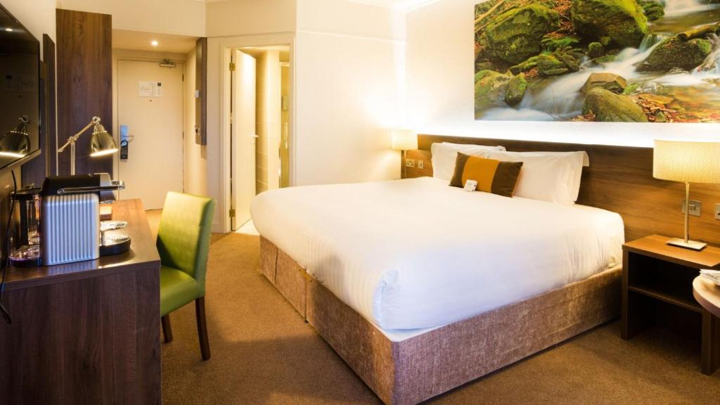 Postel nebo postele na pokoji v ubytování Nox Hotel Galway