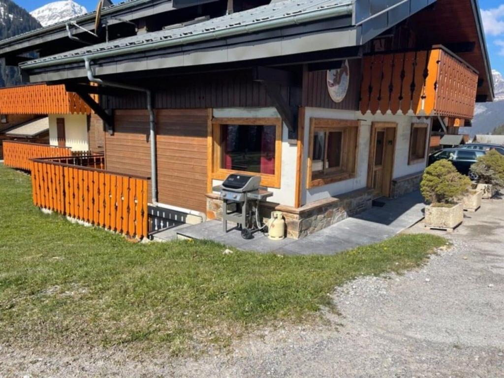 ein Haus mit Grill davor in der Unterkunft Spacious apartment in Chatel with ski-storage in Châtel