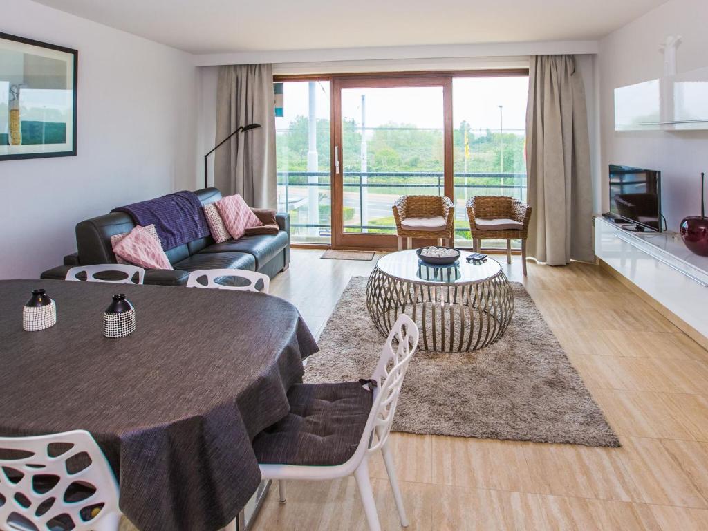 - un salon avec une table et un canapé dans l'établissement Escale II 0201 - Appartment 2 bedrooms - floor 2, à Middelkerke